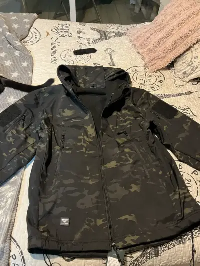 Chaqueta softsell táctica camuflada con capucha - miniatura 1