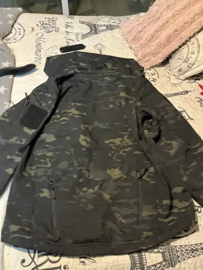 Chaqueta softsell táctica camuflada con capucha - miniatura 2