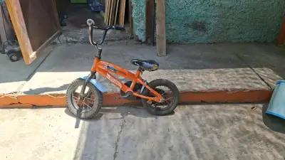 Bicicleta infantil Hot Wheels naranja - miniatura 1