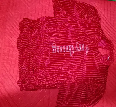 Blusa roja de terciopelo con diseño a rayas - miniatura 1