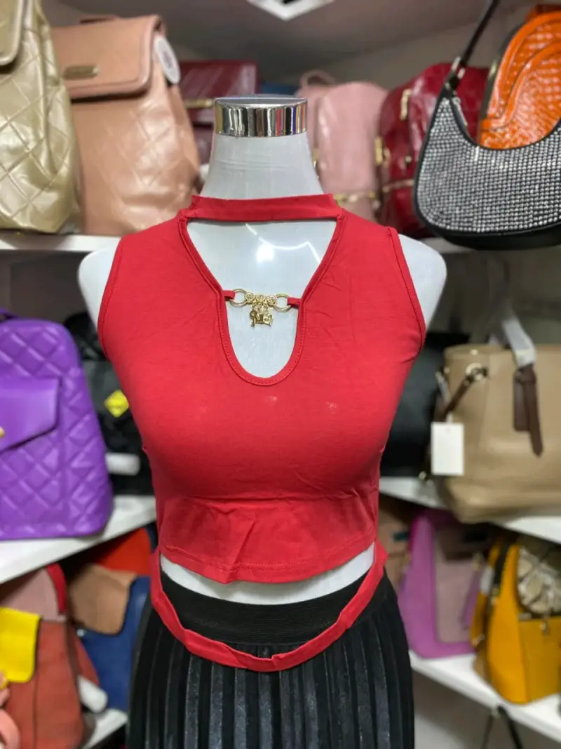 Top corto plateado con diseño moderno - 3