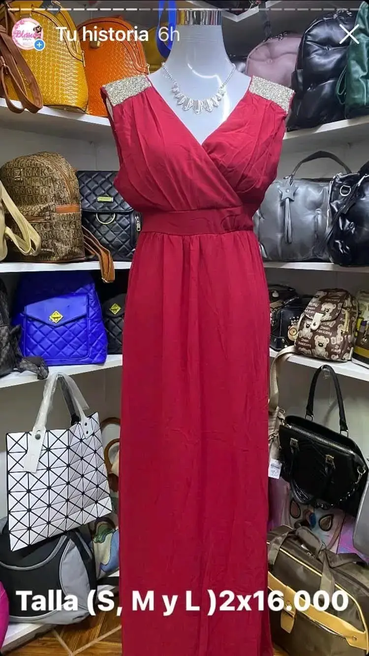 Vestido largo rojo con detalles brillantes - 1
