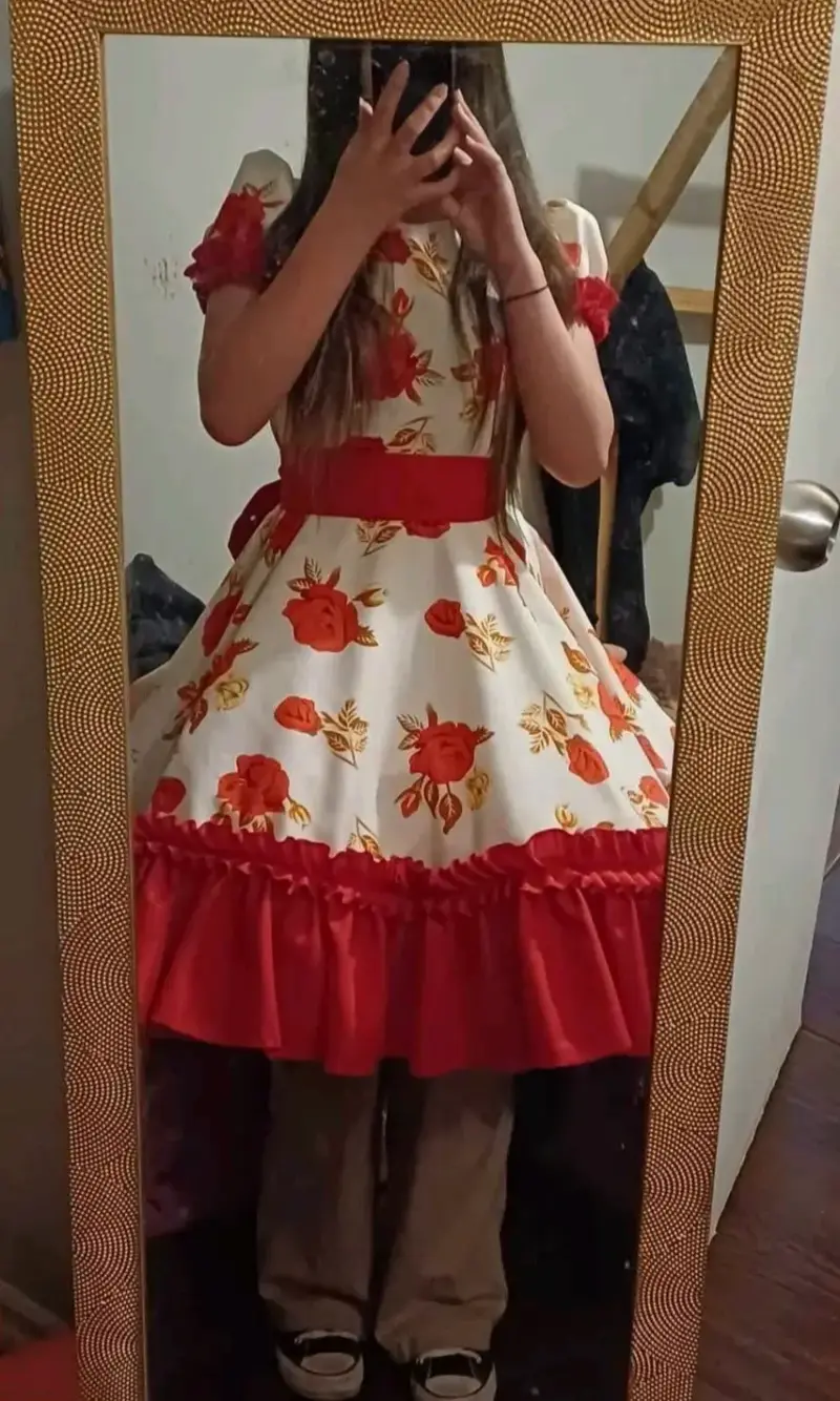 Vestido folklórico con flores rojas y zapatos negros - 1