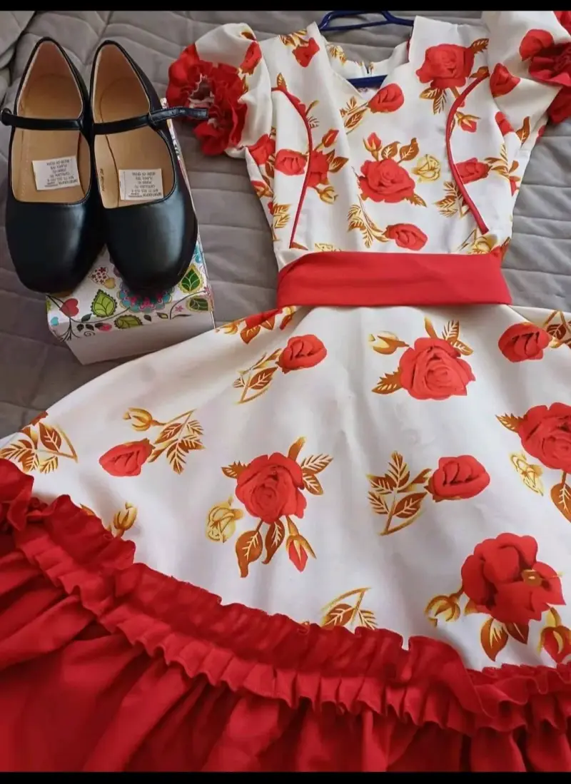 Vestido folklórico con flores rojas y zapatos negros - 2