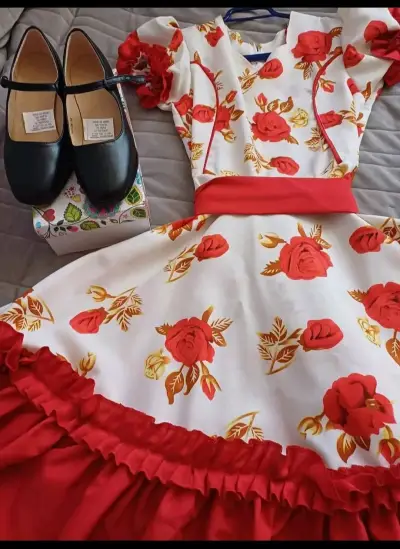Vestido folklórico con flores rojas y zapatos negros - miniatura 2