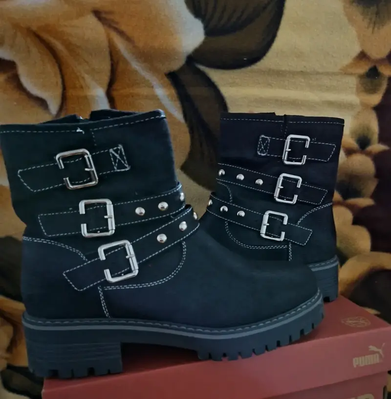 Botines negros con hebillas decorativas - 1