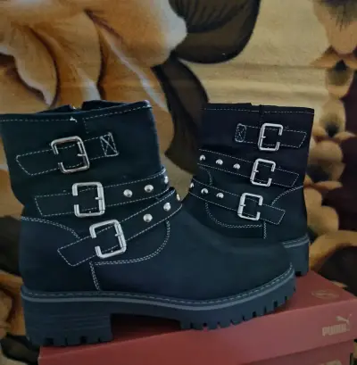 Botines negros con hebillas decorativas - miniatura 1