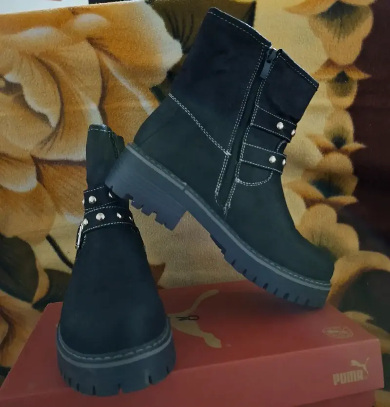 Botines negros con hebillas decorativas - 2