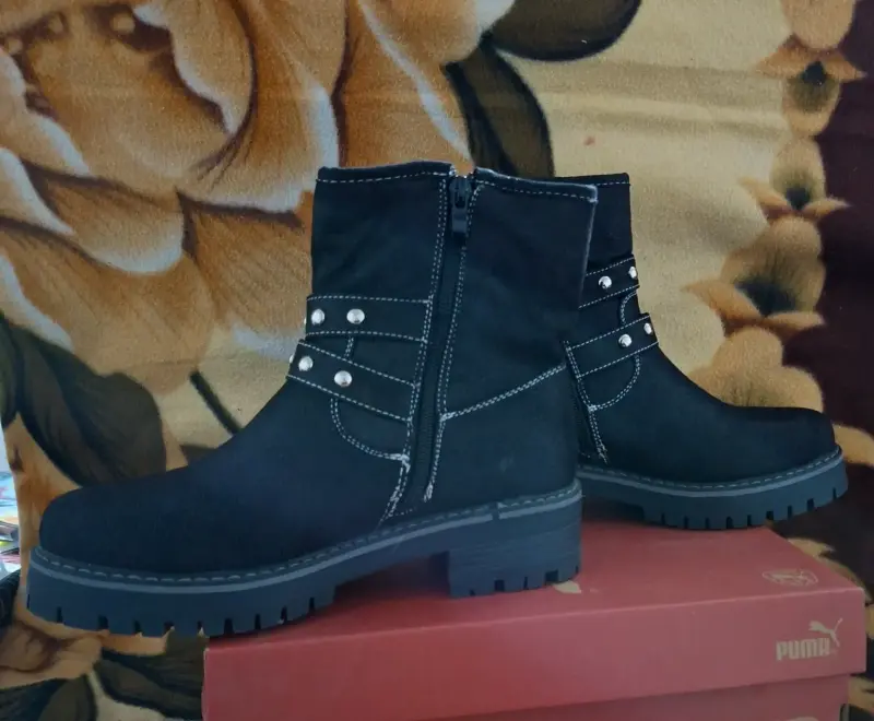 Botines negros con hebillas decorativas - 3