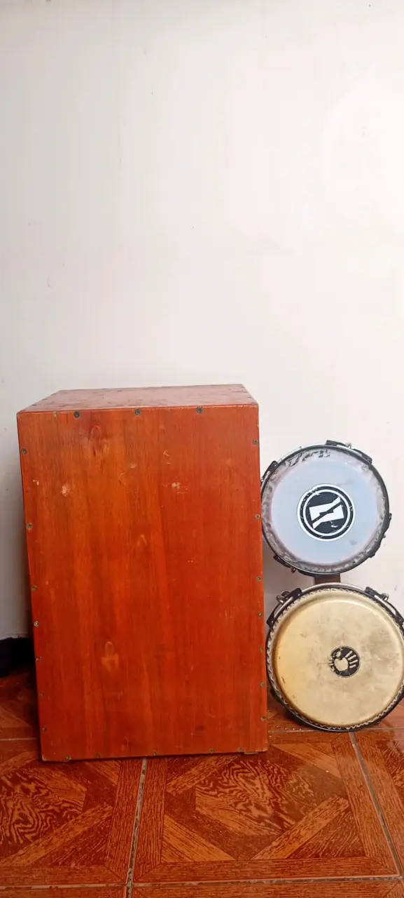 Cajón peruano de madera y bongós