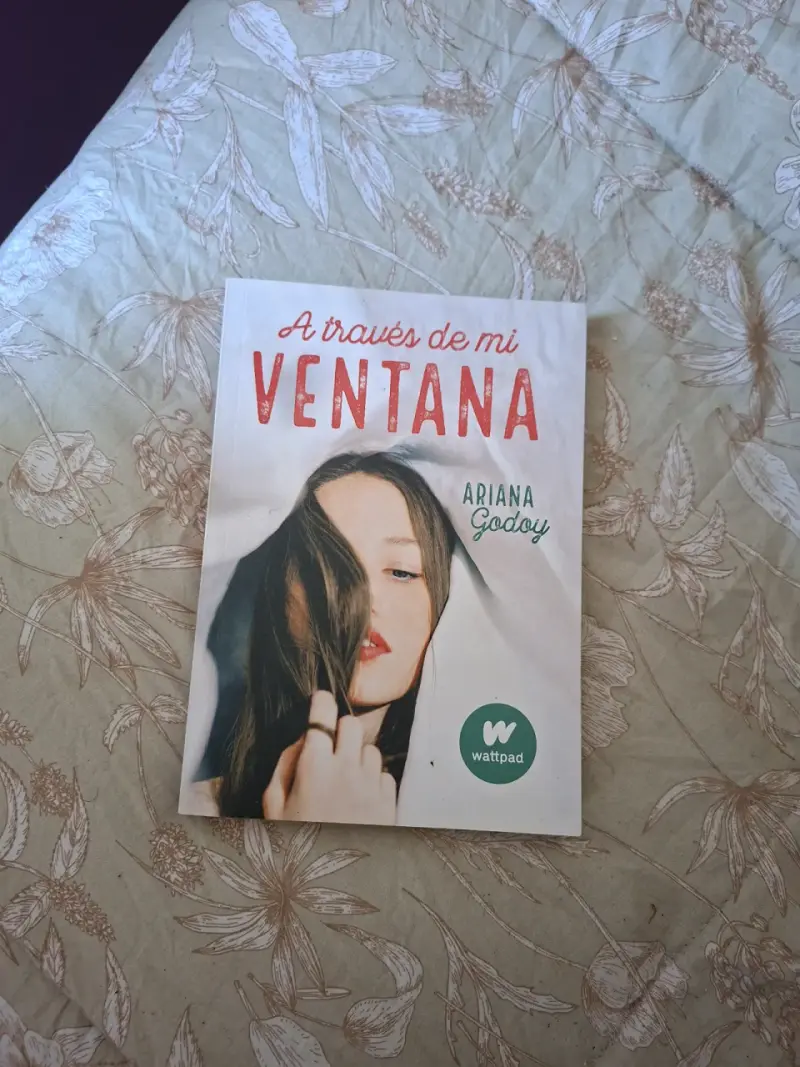 Trilogía de libros 'A través de' por Ariana Godoy - 2
