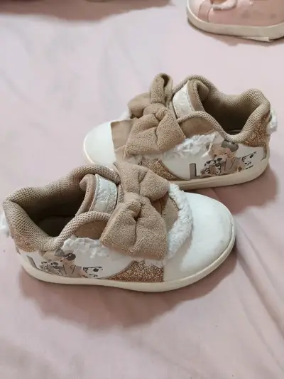 Zapatillas infantiles beige con lazo decorativo - miniatura 1