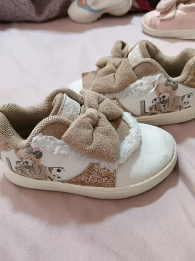 Zapatillas infantiles beige con lazo decorativo - miniatura 2