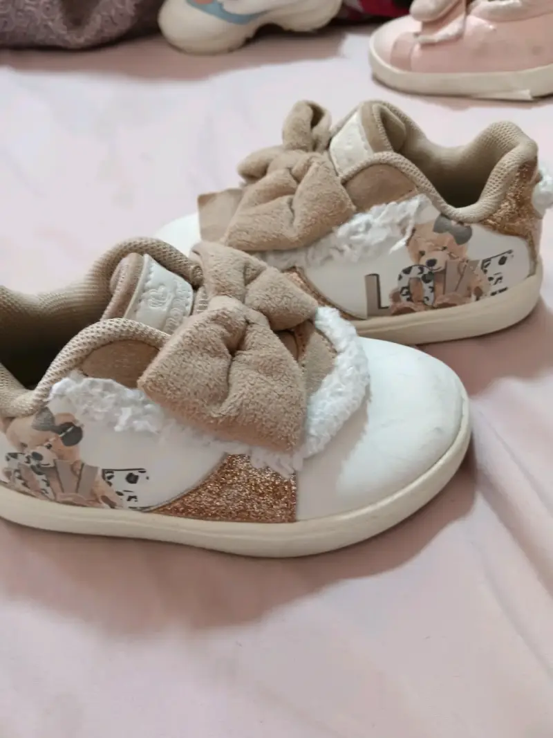 Zapatillas infantiles beige con lazo decorativo - 3
