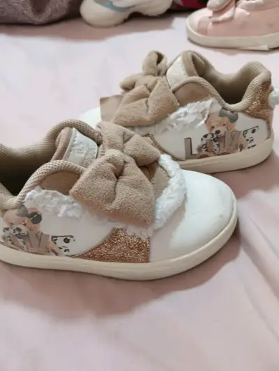 Zapatillas infantiles beige con lazo decorativo - miniatura 3