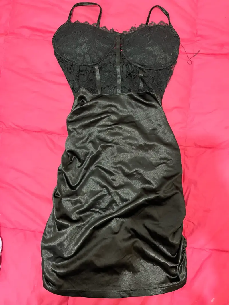 Vestido negro de encaje y satén para mujer - 1