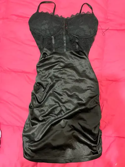 Vestido negro de encaje y satén para mujer - miniatura 1