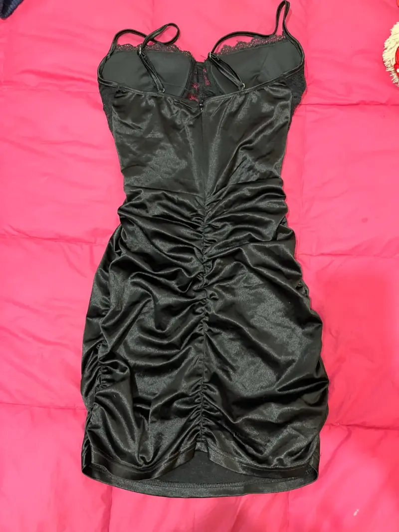 Vestido negro de encaje y satén para mujer - 2