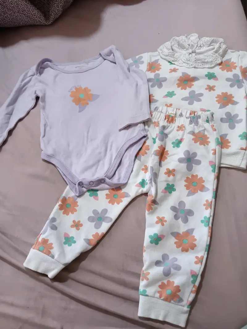 Conjunto de ropa para bebé con flores