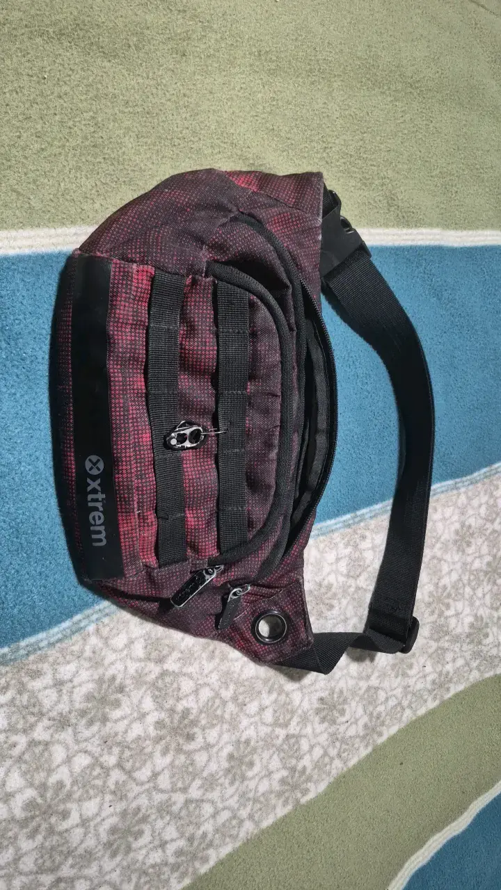 Banano Xtrem negra y roja con múltiples bolsillos
