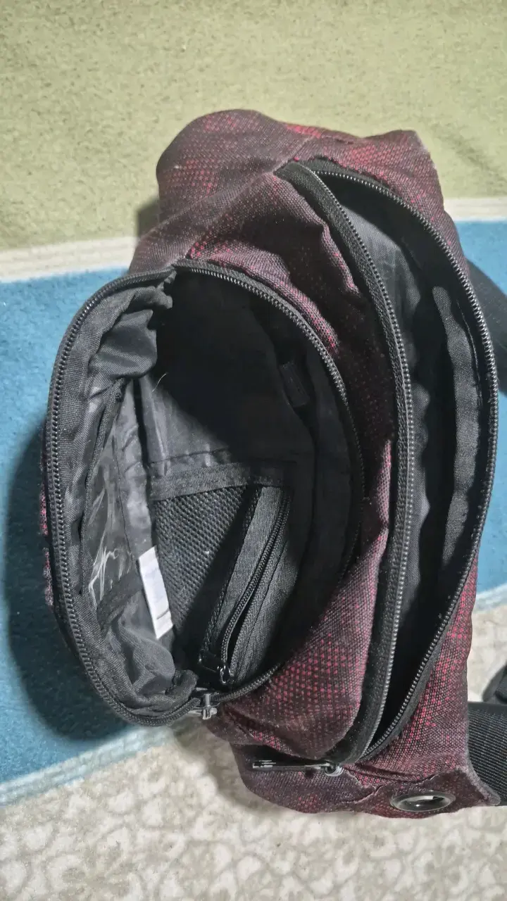 Banano Xtrem negra y roja con múltiples bolsillos - 2