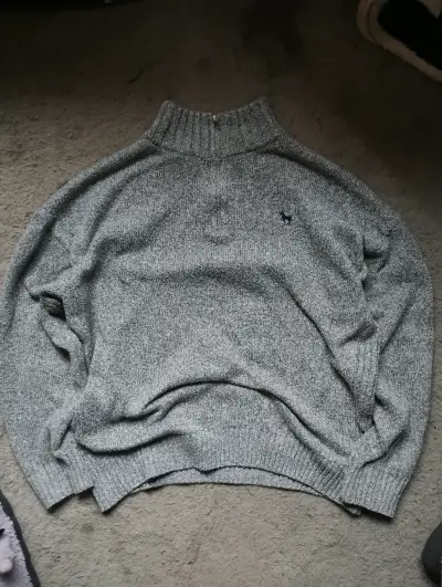 Suéter gris con cierre y cuello alto - miniatura 2
