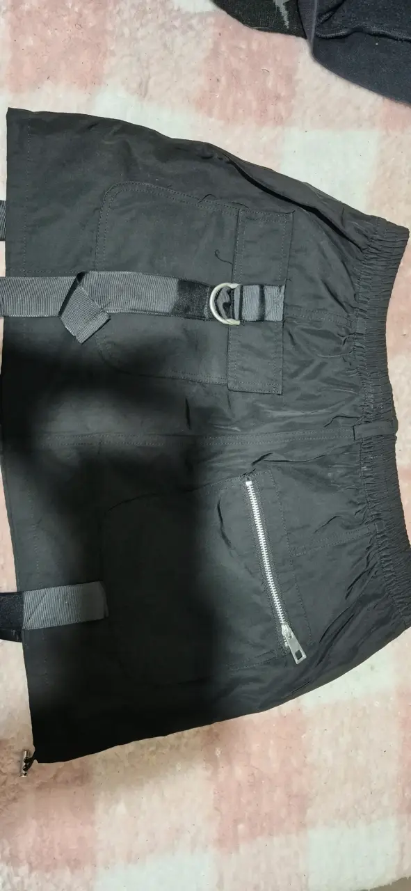 Falda cargo negra con cierre y cinturón - 3