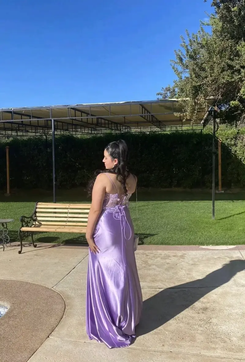 Vestido de fiesta largo lila con encaje