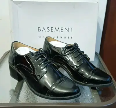 Zapatos de charol negro para mujer Basement - miniatura 2