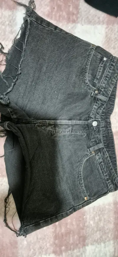 Shorts de mezclilla negros desgastados - miniatura 1