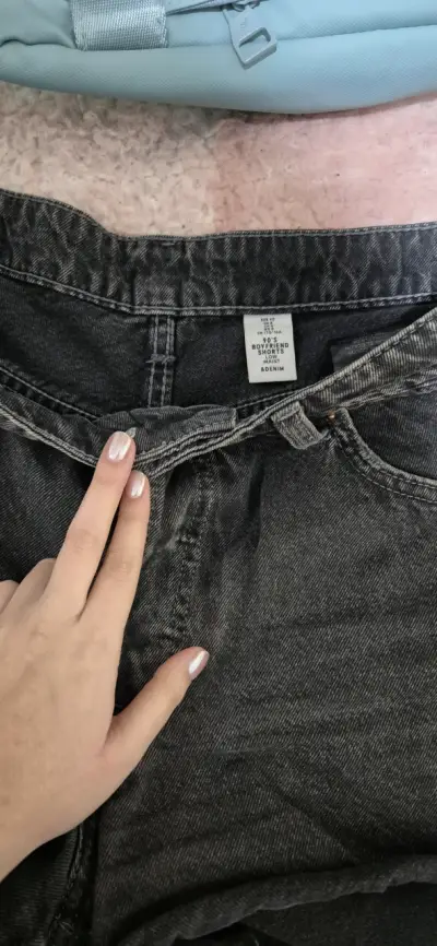 Shorts de mezclilla negros desgastados - miniatura 3