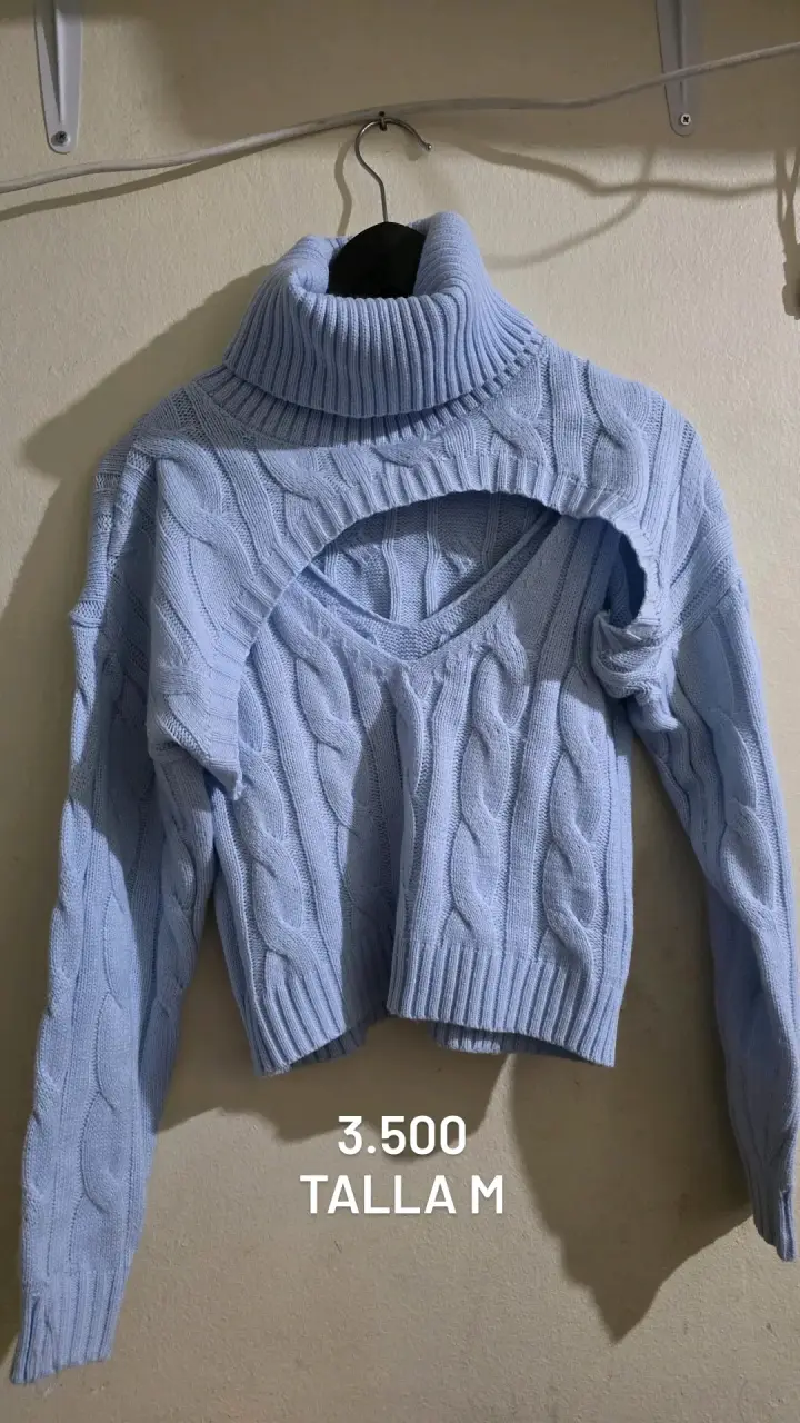 Suéter de punto azul con cuello alto