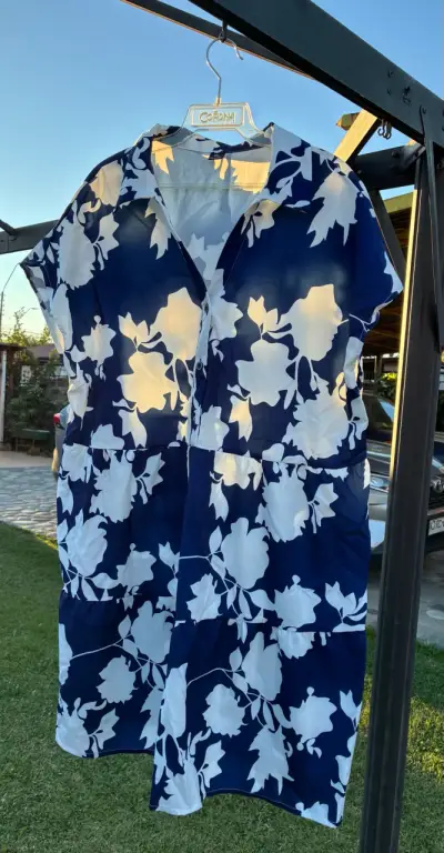 Vestido floral azul y blanco talla 2XL - miniatura 2