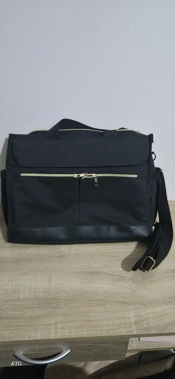 Bolso negro con múltiples compartimentos - 1