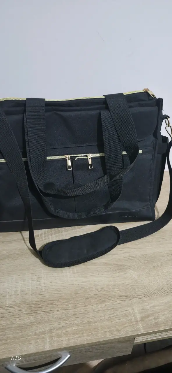 Bolso negro con múltiples compartimentos - 3
