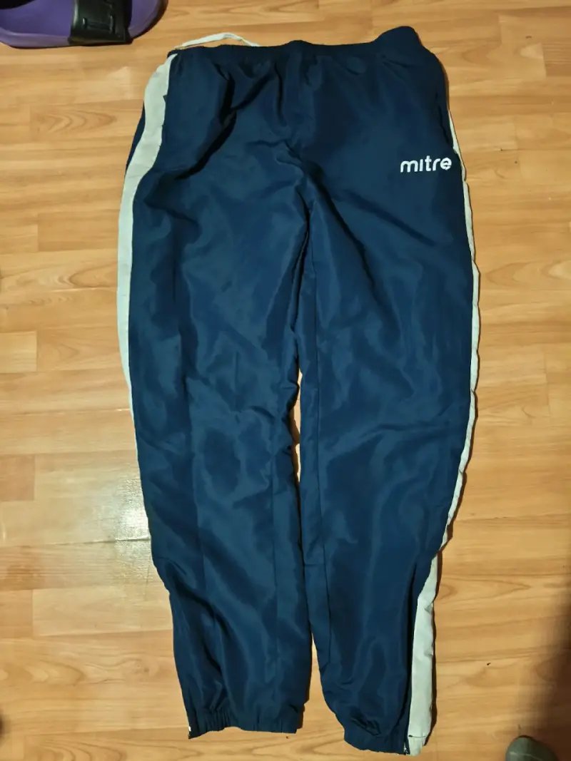 Pantalones deportivos Mitre azul con franjas