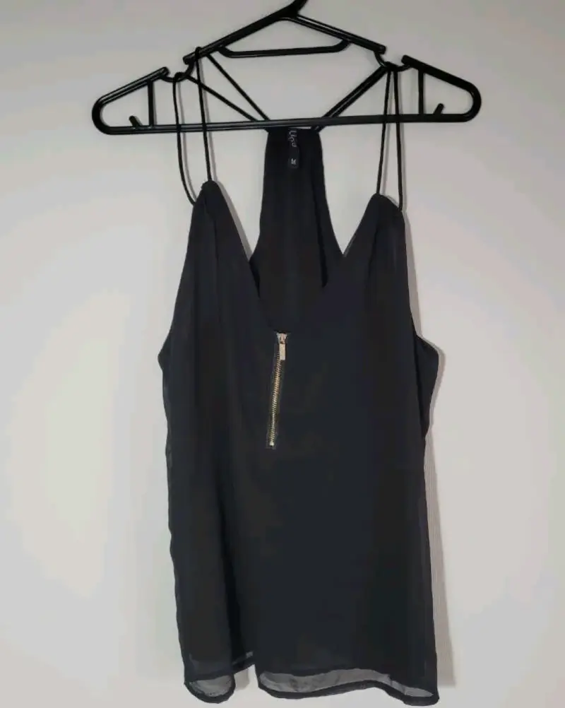 Polera sin mangas negra con cierre delantero - 2