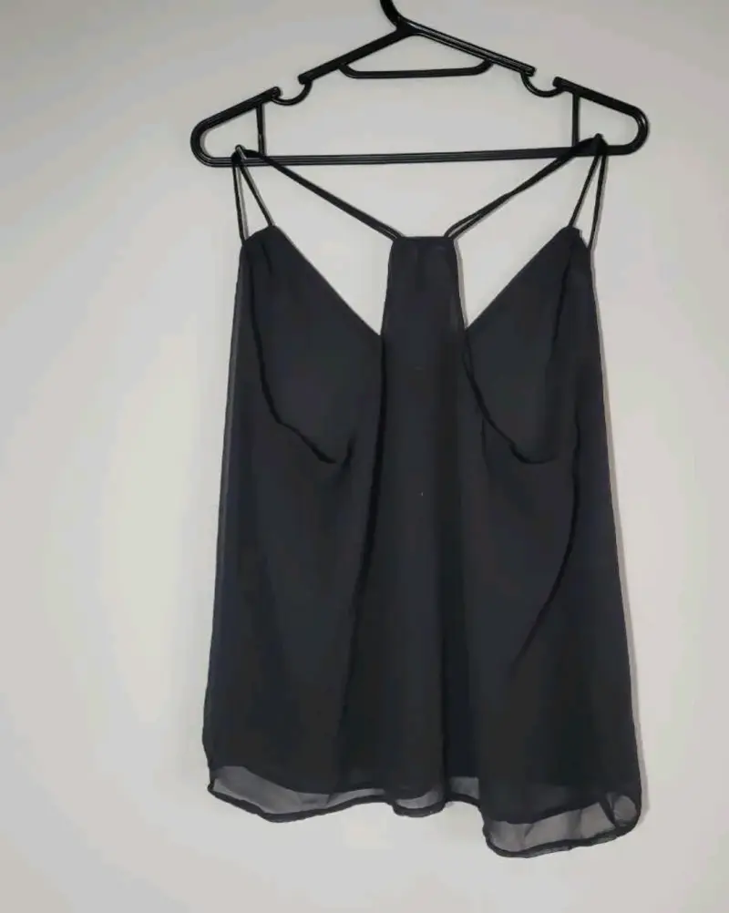Polera sin mangas negra con cierre delantero - 3