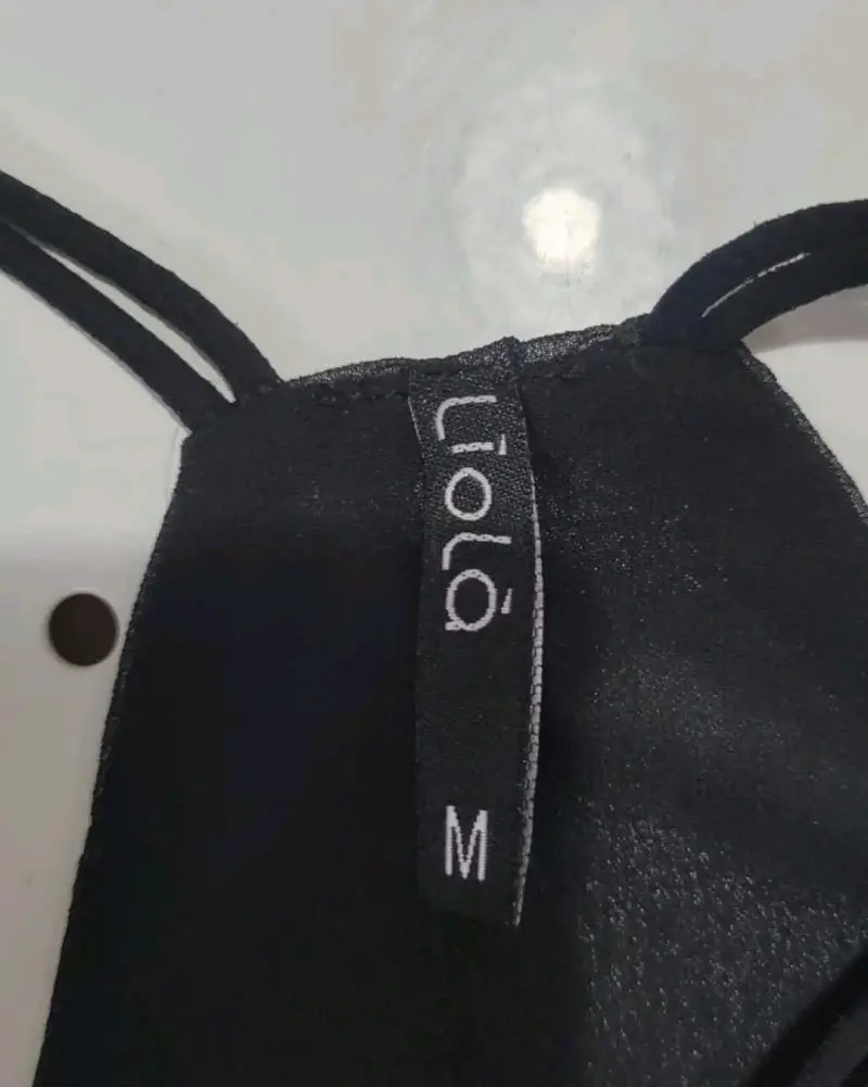 Polera sin mangas negra con cierre delantero - 4