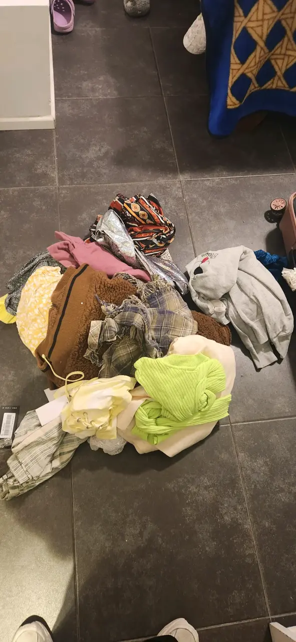 Lote de ropa variada para mujer en buen estado - 1