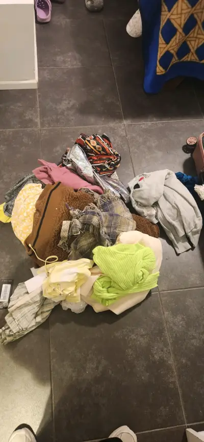 Lote de ropa variada para mujer en buen estado - miniatura 1