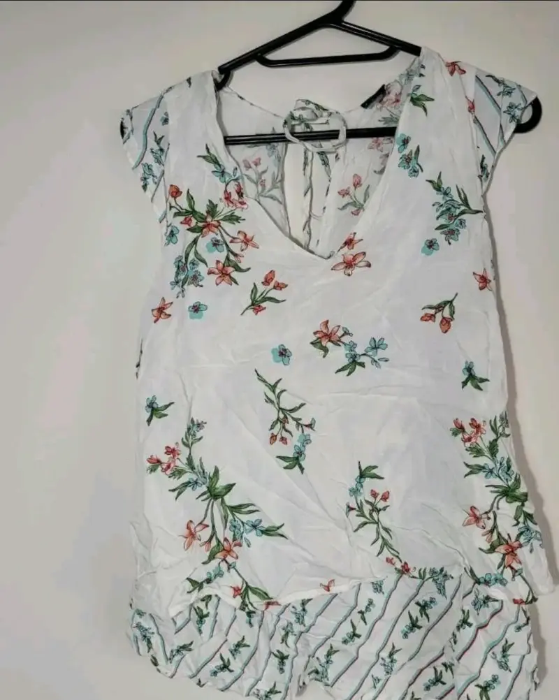 Blusa floral blanca con diseño de lazo - 1