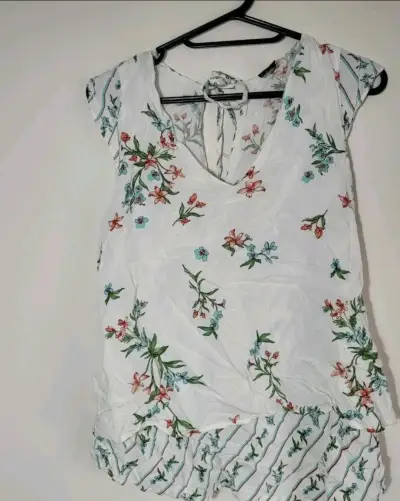 Blusa floral blanca con diseño de lazo - miniatura 1