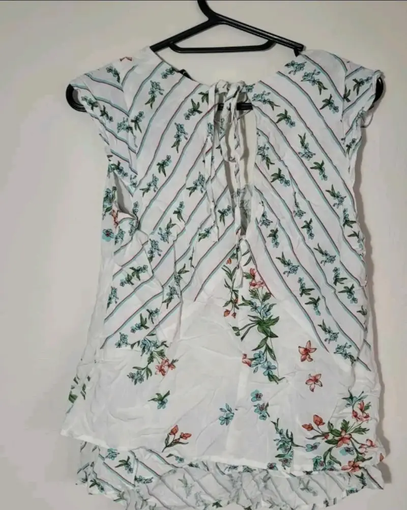 Blusa floral blanca con diseño de lazo - 2