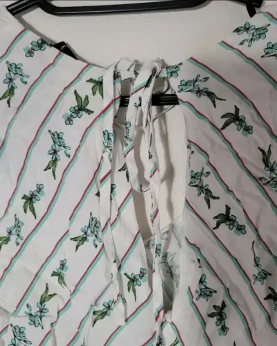 Blusa floral blanca con diseño de lazo - miniatura 3