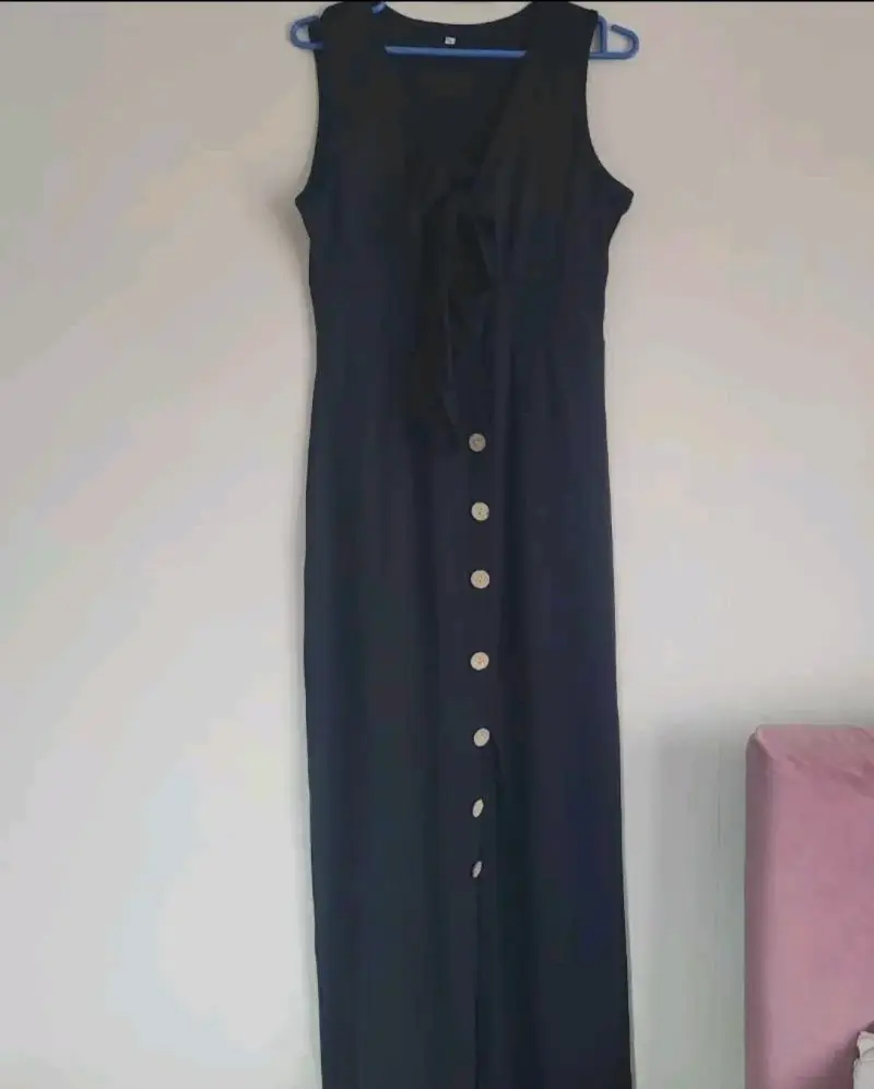 Vestido largo negro con botones decorativos - 1