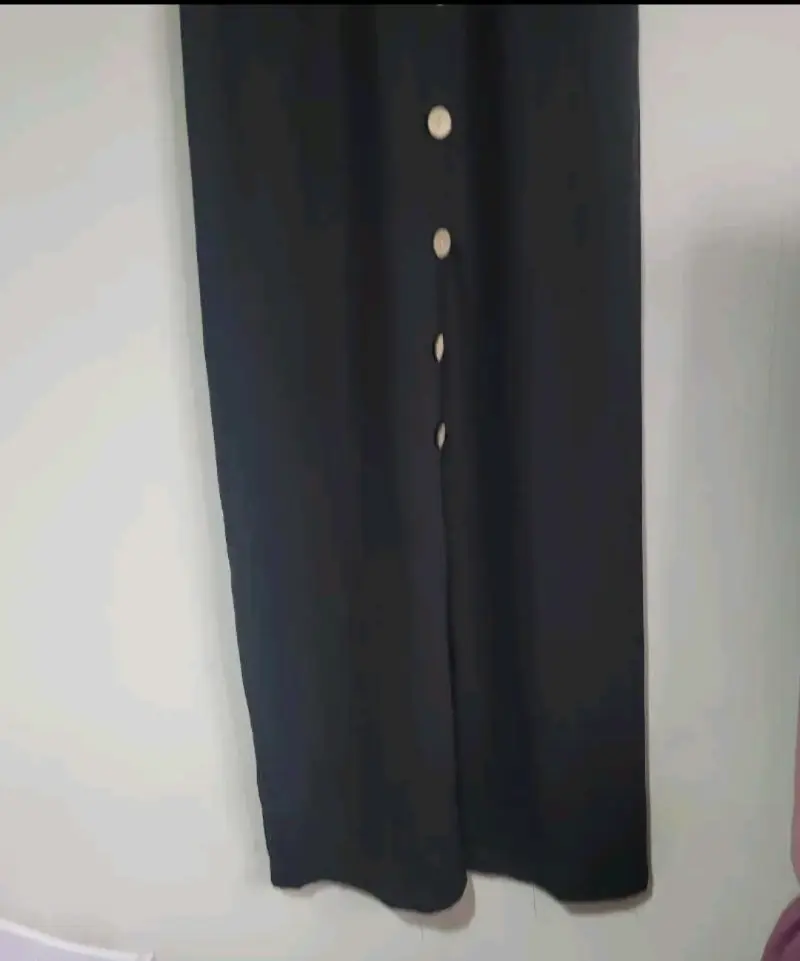 Vestido largo negro con botones decorativos - 3
