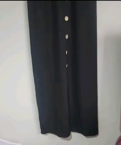 Vestido largo negro con botones decorativos - miniatura 3