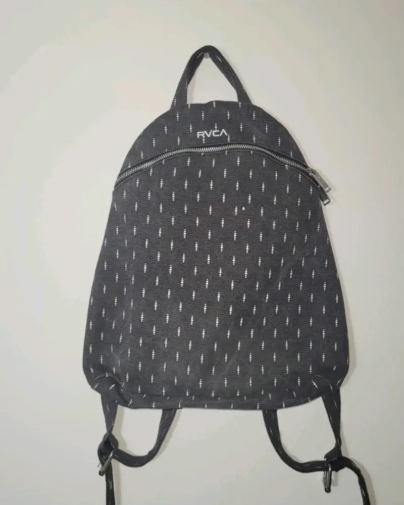 Mochila RVCA negra con diseño moderno - 1