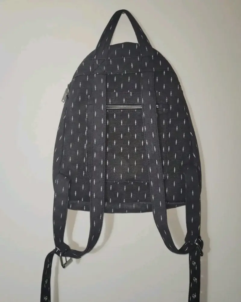 Mochila RVCA negra con diseño moderno - 2